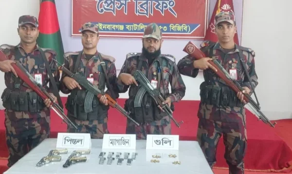 চাঁপাইনবাবগঞ্জের ভারতীয় সীমান্তবর্তী এলাকায় অস্ত্র-গুলি ফেলে পালালো দুর্বৃত্তরা