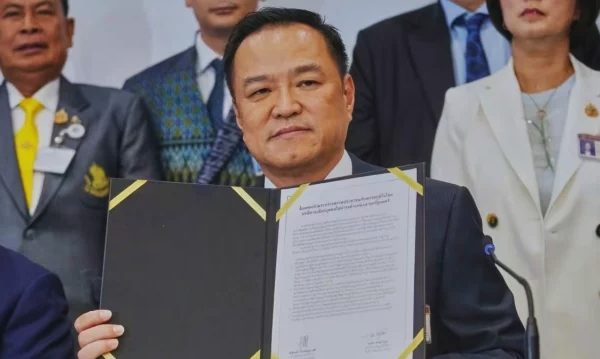 জনগণের হাতে ক্ষমতা ফিরিয়ে দিতে সংসদ ভেঙ্গে ফেললেন থাই প্রধানমন্ত্রী